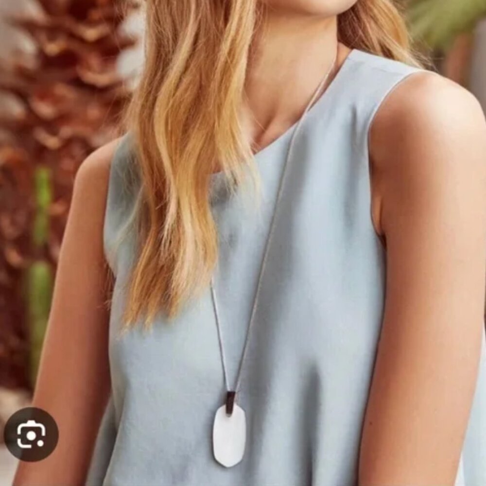 🔥FINAL SALE: Kendra Scott Inez Necklace Mother-of-Pearl